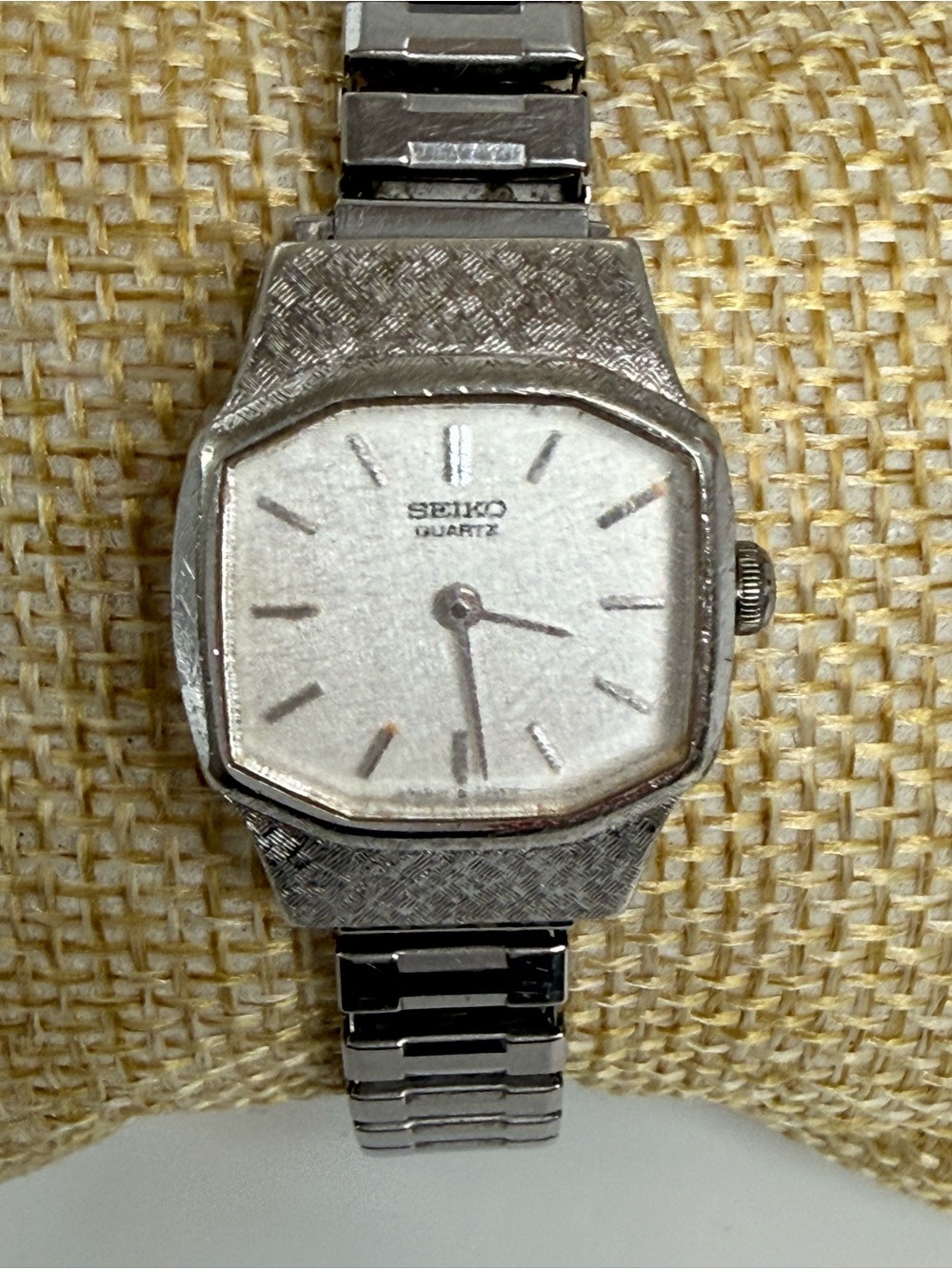 vintage Seiko quartz watch 4700 5109 70s tonneau case textured expansion band